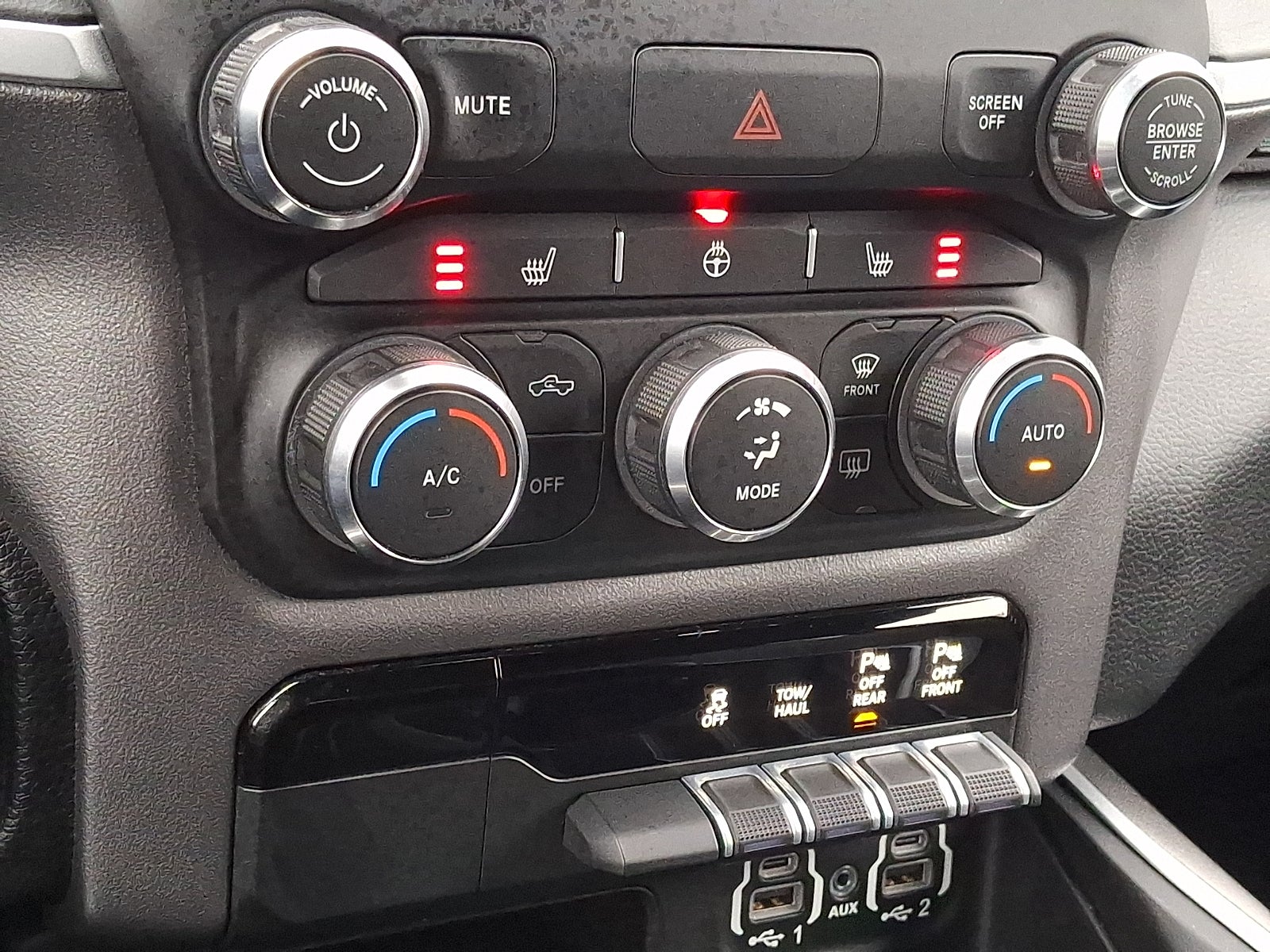 2020 RAM 1500 Big Horn Crew Cab 4x4 5'7" Box